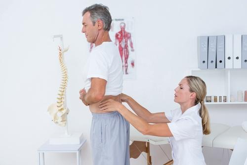 पीठ दर्द से राहत पाने के लिए स्क्वैट्स करें