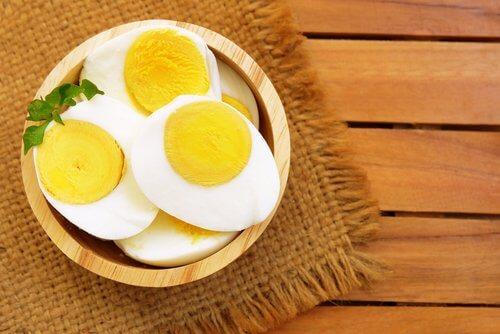 ऊर्जा पाने के लिए नाश्ते में अंडे खाएं