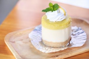 केक की डेकोरेटिव आइसिंग - पाइनैप्पल केक्स