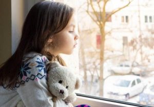 बच्चों में ऐफेक्टिव डिप्राइवेशन - उदास लड़की