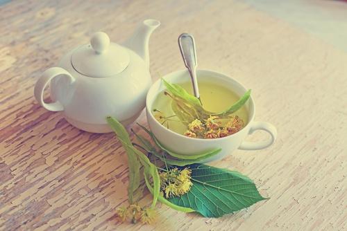मसूड़ों की सूजन का लिंडन के फूल वाली चाय से बैर