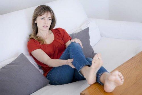 वेरीकोस वेंस: औरत अपने पैरों को ऊपर उठाती हुई