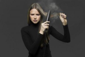 4 तरीके : आयरन के बिना बालों को प्राकृतिक रूप से सीधा करें