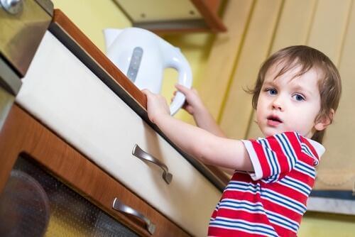 दराज को खोलता हुआ बच्चा