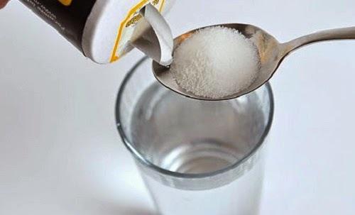 मसूड़ों की सूजन से राहत पाने के लिए नमक वाले पानी से गरारे करें