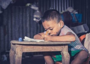 बच्चों में ऐफेक्टिव डिप्राइवेशन - पढ़ता हुआ बच्चा
