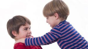 बच्चों में ऐफेक्टिव डिप्राइवेशन - लड़ाई करते बच्चे