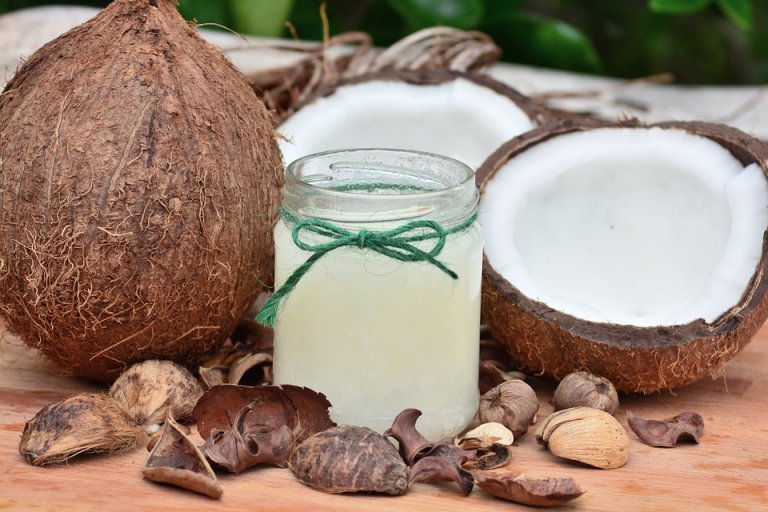 5 नुस्खे: नारियल तेल का इस्तेमाल करके स्ट्रेच मार्क्स और निशान को कम करने के लिए