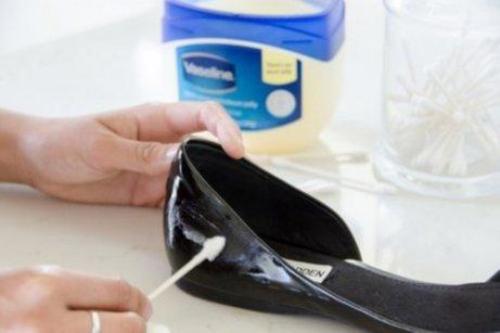 पेट्रोलियम जेली की मदद से जूते साफ करती हुई औरत