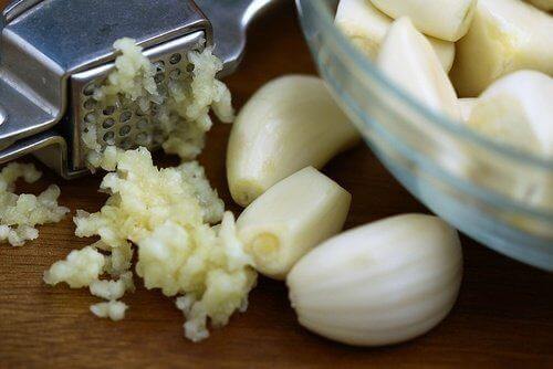 1. लहसुन (Garlic)