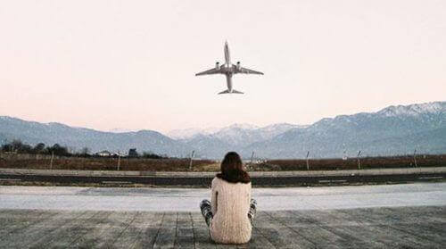 जहाज को देखते हुए