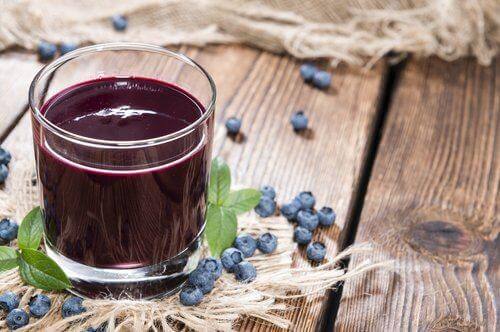 UTI यूरिनरी ट्रैक्ट इन्फेक्शन से लड़ने के लिए क्रैनबेरी का जूस (Cranberry juice)
