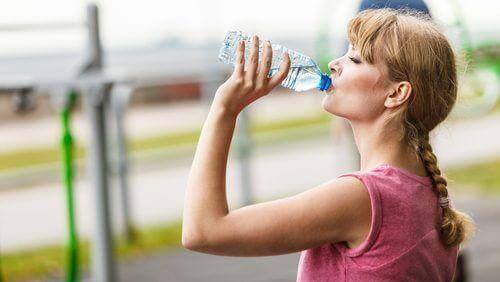 हाइड्रेट रहें (Stay hydrated)