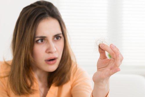 बालों के झड़ने के आम कारण क्या हैं?