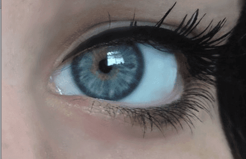 आँखों का रंग : हल्की नीली आँखें (Light blue eyes)