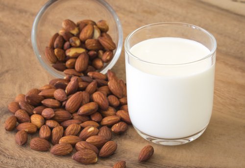 हल्दी-बादाम मिल्क: बादाम दूध के सूजनरोधी लाभ