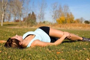पीठ दर्द से स्वाभाविक रूप से राहत पाने के लिए 5 स्ट्रेचेज़