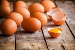 कच्चे अंडों को आपको प्लास्टिक कन्टेनर में कभी भी नहीं