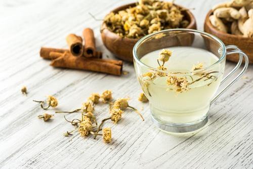 बेहतर नींद प्राप्त करने के लिए कैमोमाइल टी को आज़माकर देखें