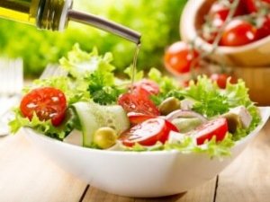 स्टू और सूप (Stews and soups) प्लास्टिक कंटेनर में नहीं रखें