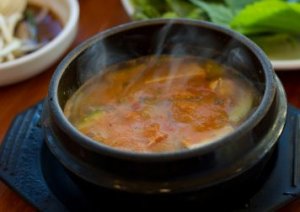 प्लास्टिक कन्टेनर में कभी भी नहीं रखें स्टू और सूप (Stews and soups)