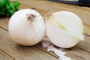 अत्यधिक बलगम से राहत के लिए अपनी टिप्सबेडसाइड टेबल पर प्याज रखें