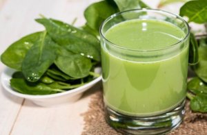 5 ग्रीन स्मूदी : एलो वेरा और पालक स्मूदी (Aloe Vera and Spinach Smoothie)