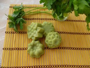 चेहरे के दाग-धब्बे कम करने वाला यह पार्सले साबुन कैसे बनायें