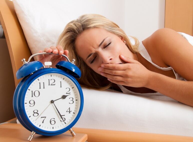 नींद की कमी की वजह से भी आपकी आँख फड़क सकती है