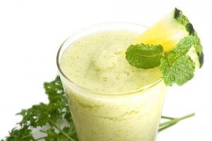 5 ग्रीन स्मूदी : अनन्नास और पालक की स्मूदी (Pineapple and Spinach Smoothie)