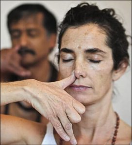 ब्रीदिंग टेकनीक : अनुलोम-विलोम (Alternative nasal respiration)