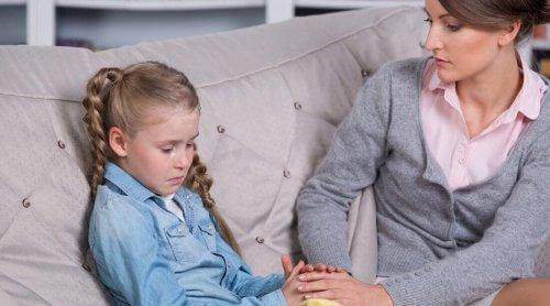 माँ के सामने रोती हुयी बच्ची