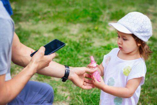 एक बड़े आदमी से बात करता हुआ बच्चा