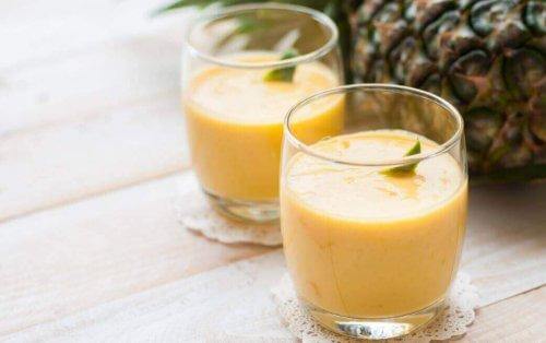 अनानास और अदरक से बनी डिटॉक्स स्मूदी