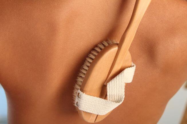 ड्राई ब्रशिंग आपकी त्वचा के विकास के लिए बेहतरीन होती है