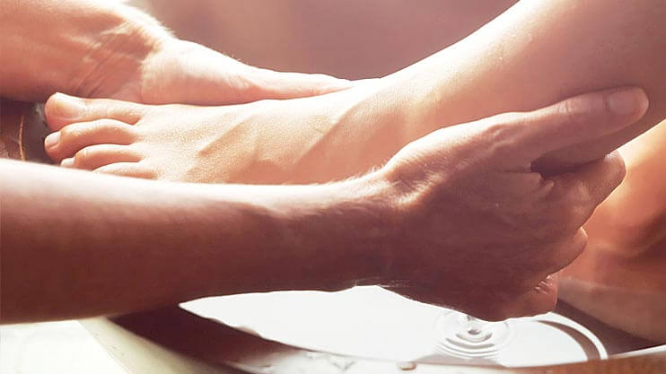 फटी एड़ियों को नरम बनाने के लिए इस्तेमाल करें इन सेहतमंद तेलों का