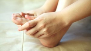 अंदर की तरफ़ बढ़े नाखूनों से निपटने के 6 घरेलू उपाय