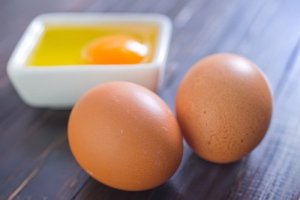 साफ़-सुथरी चमकदार त्वचा : शहद और अंडे का मास्क