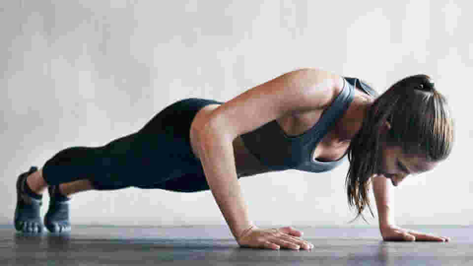 सपाट पेट पाने के लिए रात को सोने से पहले कसरत करें