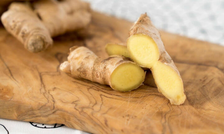 अंदर की तरफ़ बढ़े हुए नाखूनों का इलाज करने के लिए इस्तेमाल करें अदरक का