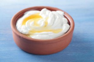 साफ़-सुथरी चमकदार त्वचा : honey yogurt mask