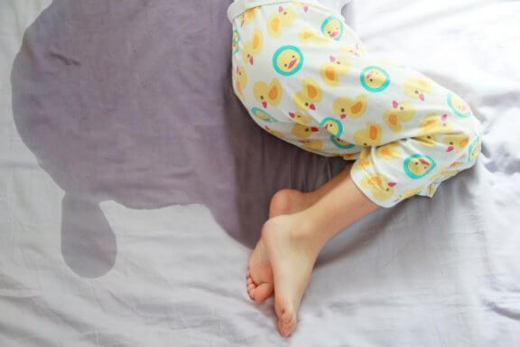 बच्चों में असंयतमूत्रता (Enuresis): इसका इलाज कैसे करें?