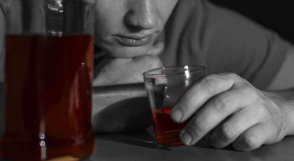 तेज़ी से पीना भी शराब की लत का एक लक्षण होता है