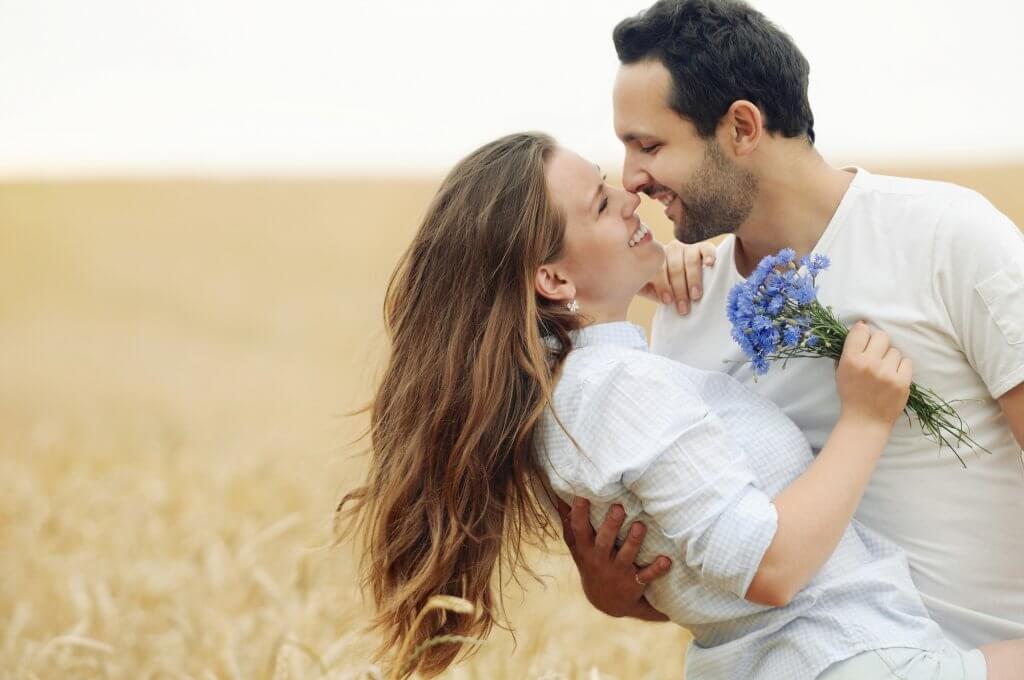 किसी का पीछा किए बगैर उसे कैसे आकर्षित करें