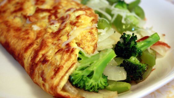 ब्रोक्कोली और चीज़ वाला फ्रेंच ऑमलेट