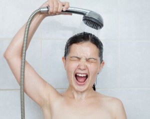 ठंडा शॉवर लें : यह कसे हुए सुडौल ब्रेस्ट बनाए