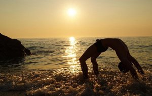 कसे हुए सुडौल ब्रेस्ट : चक्रासन