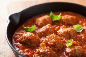 स्पैनिश सॉस मीटबॉल : सॉस