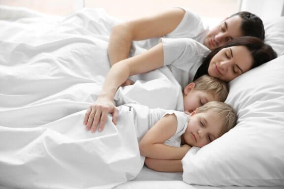 बच्चे जो अपने माता-पिता के साथ एक ही बिस्तर में सोते हैं