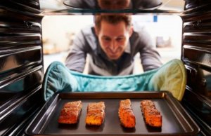 आलू और सब्जियों वाली बेक्ड सामन फिश रेसिपी : ओवन